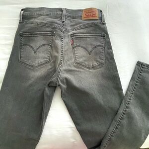 Women’s Levis jeans